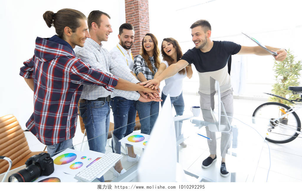 在创意工作室与同事握手团队加油开心幸福团队团结握手企业团结团结人物团队交流沟通会议